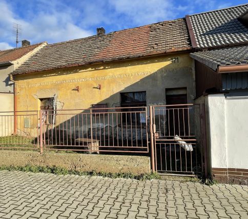 ideální podíl 4/45 rodinného domu v k.ú. Lenešice, okres Louny, opakovaná dražba